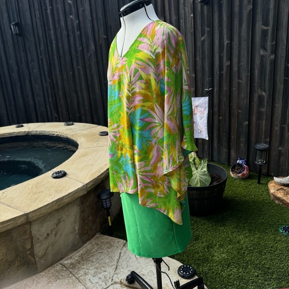 Belle by Kim Gravel Woven Aloha Top in Hawaiian Palms Medium - Picture 7 of 12